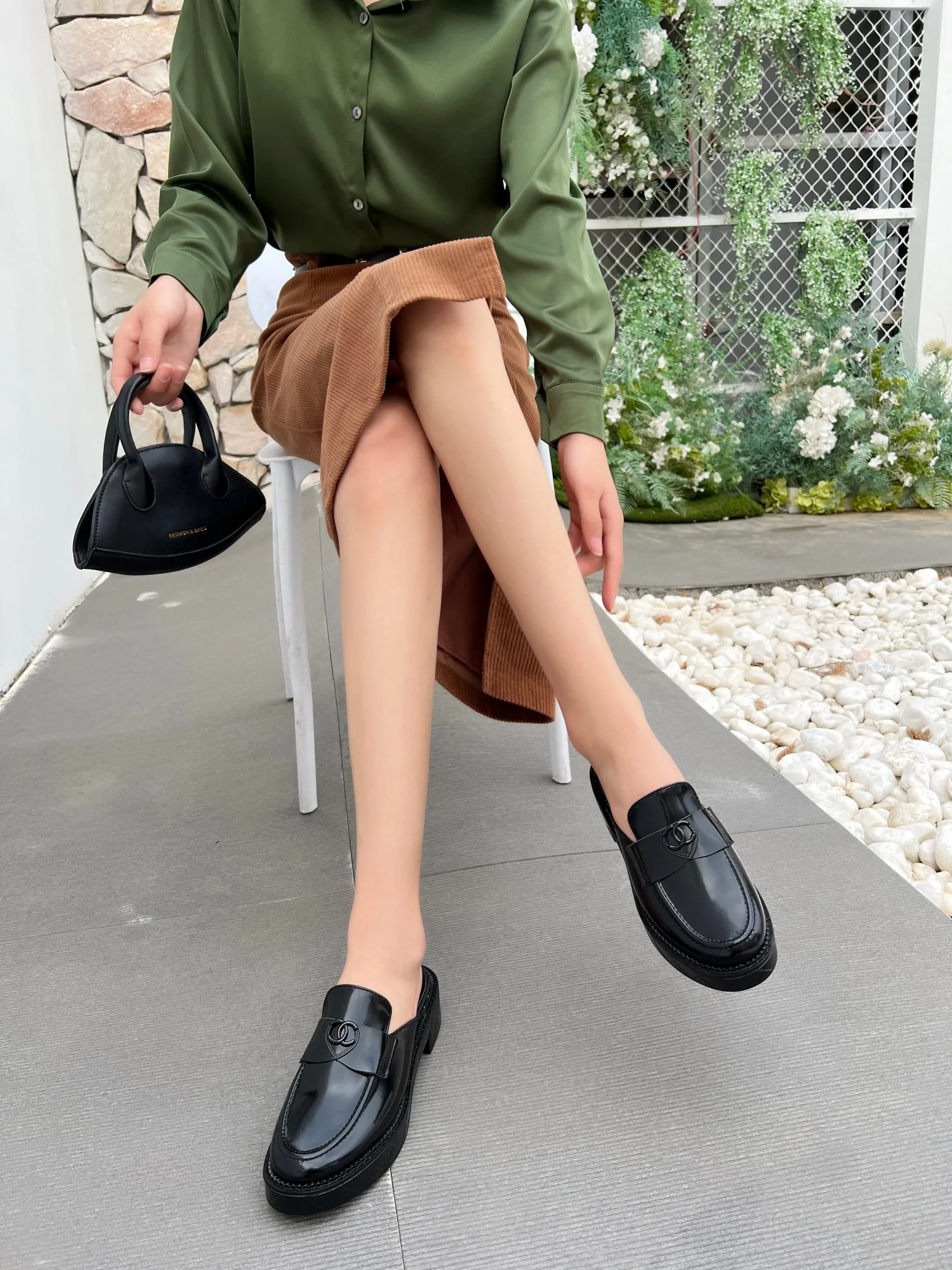 👟👟Ex-factory price 480👟👟 𝗖𝗛𝗔𝗡𝗘𝗟𝟐4B Chanel retro loafers for high school students. A big-toe loafer that Xiaoxiang Jiaxiang’s grandma has grown on me. The black and white color scheme is super vintage and full of relaxation. The fat and cute figure is reproduced one to one from the original version. 👟Material: First-layer cowhide, open edge beads ▪️Heel height: 4𝐜𝐦 ▪️Inner lining: sheepskin ▫️𝐒𝐢𝐳𝐞:𝟑𝟓-𝟒0𝐌 (𝟒𝟎customization is non-returnable) ▪️Sole: original simulated leather outsole 1:1 mold ▫️Color: black ▪️Configured with original full set of packaging📦​